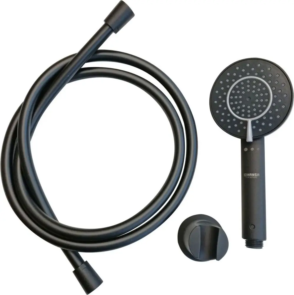 Schwarze Handbrausegarnitur von HANSA mit Brauseschlauch und Wandhalterung. Kopf mit gleichmäßigen Düsen für Wasserstrahl.